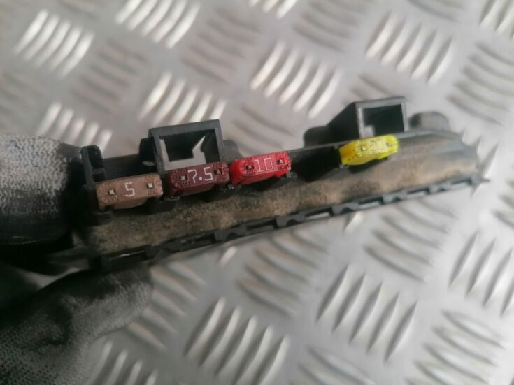 Drošinātāju bloks priekš VOLVO V70 2009