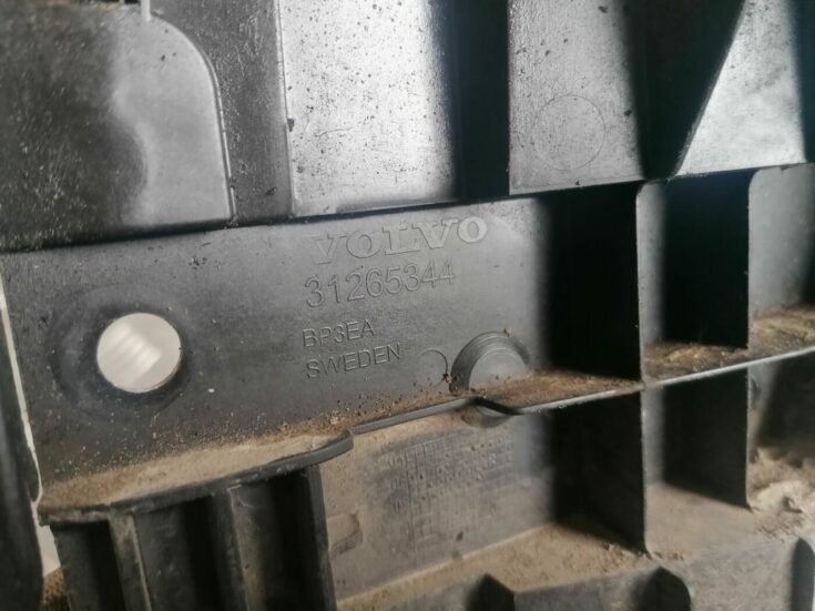 Priekšējā spārna un bufera stiprinājums priekš VOLVO V70 2009