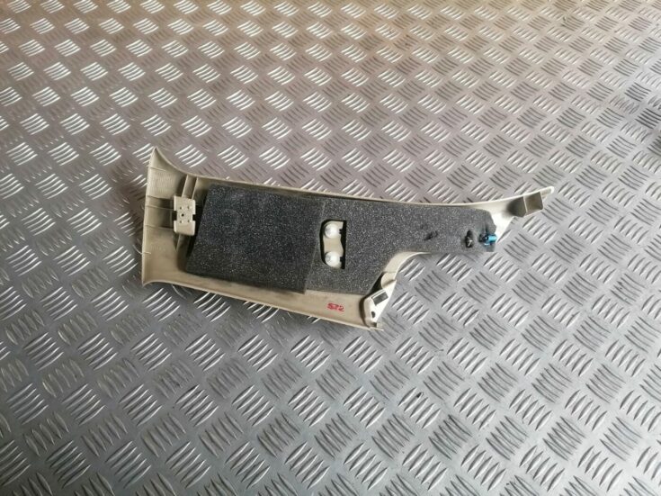 Aizmugurējas salona statnes apdare priekš VOLVO V70 2009