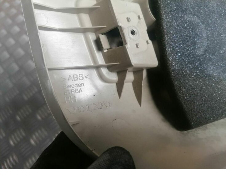 Aizmugurējas salona statnes apdare priekš VOLVO V70 2009