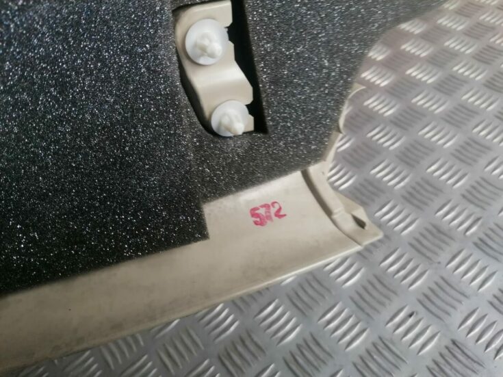 Aizmugurējas salona statnes apdare priekš VOLVO V70 2009