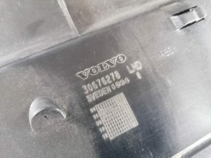 Mantu glabāšanas nodalījums pasažiera pusē priekš VOLVO V70 2009