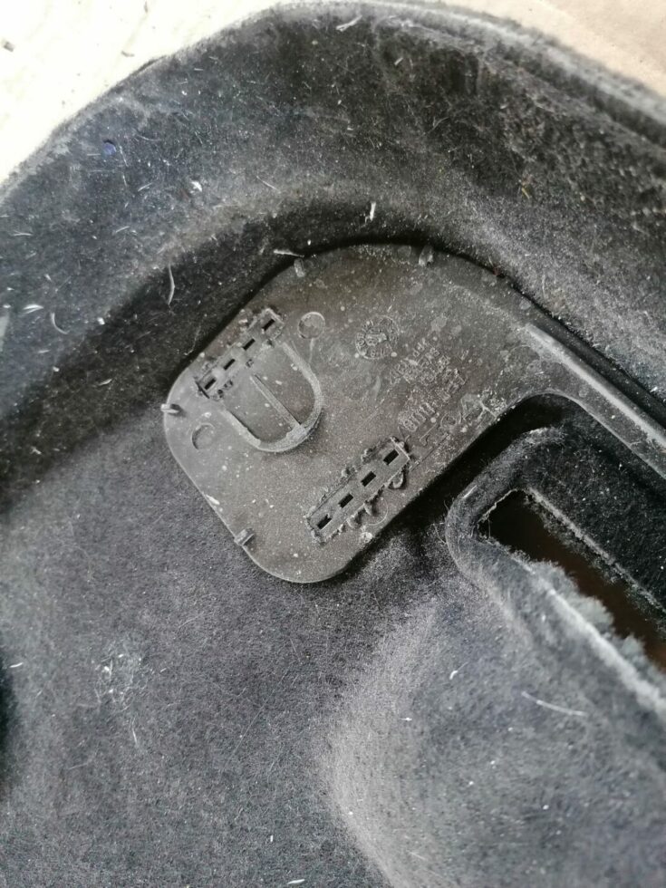 Bagāžnieka vāka liela apdare priekš VOLVO V70 2009