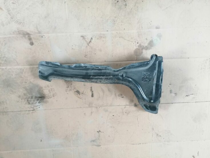 Ieliktņis starp spārnu un durvīm priekš VOLVO V70 2009