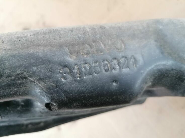 Ieliktņis starp spārnu un durvīm priekš VOLVO V70 2009
