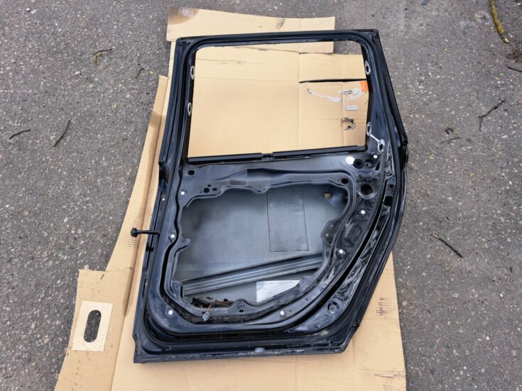Aizmugurējās labās durvis priekš VOLVO V70 2009