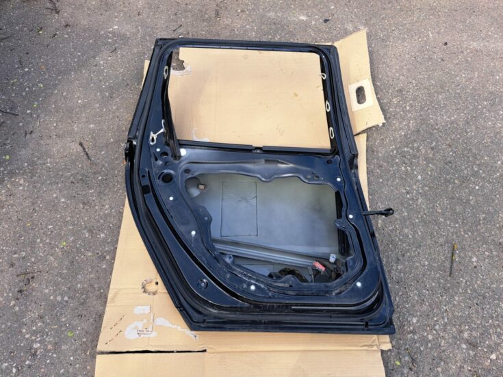 Aizmugurējās kreisās durvis priekš VOLVO V70 2009