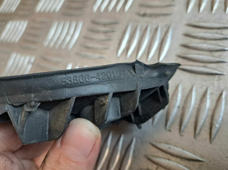 Vējstikla moldings priekš TOYOTA RAV 4 2006