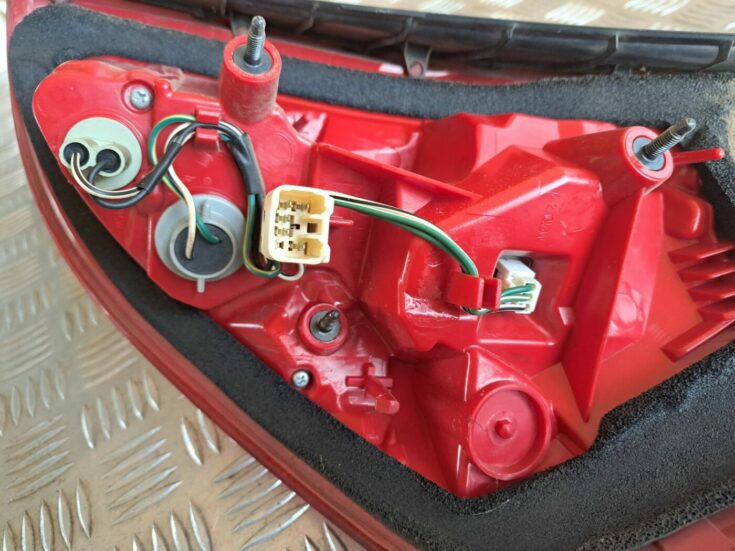 Aizmugurējais kreisais lukturis priekš TOYOTA RAV 4 2006