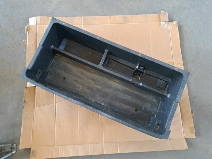 Bagāžnieka nodalījuma instrumentu ieliktnis priekš TOYOTA RAV 4 2006