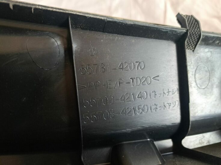 Vējstikla uzlikas (deflektora) režģis priekš TOYOTA RAV 4 2006
