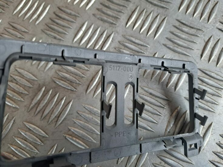 Centrālās konsoles dekoratīvais rāmis priekš BMW 525 E60 2004 BLACK