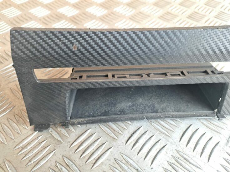 Mantu glabāšanas nodalījums centrā priekš BMW 525 E60 2004 BLACK