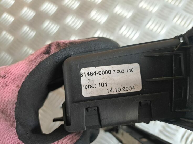 Mantu glabāšanas nodalījums centrā priekš BMW 525 E60 2004 BLACK