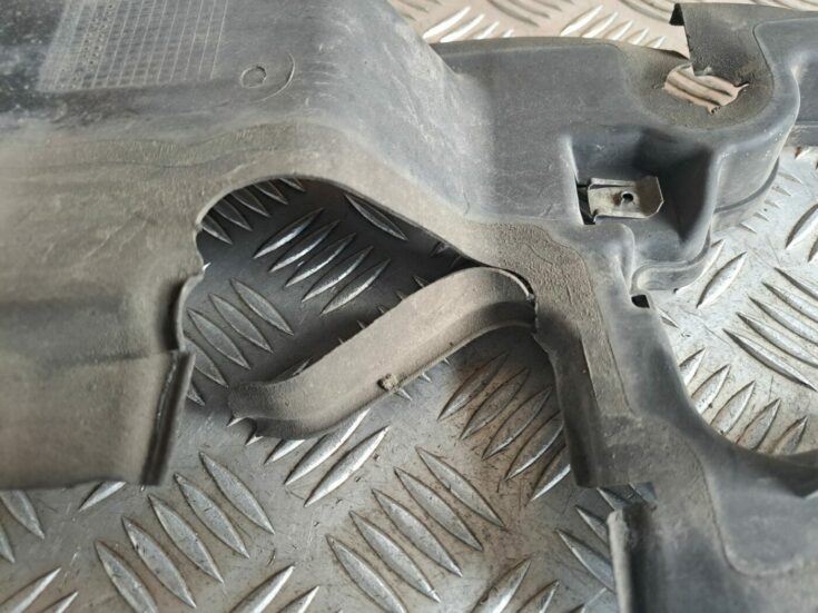 Ieplūdes gaisa deflektors, pa kreisi priekš BMW 525 E60 2004 BLACK