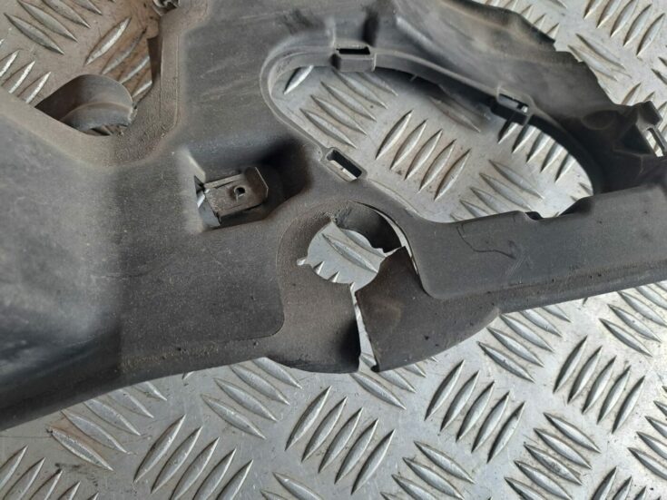 Ieplūdes gaisa deflektors, pa labi priekš BMW 525 E60 2004 BLACK