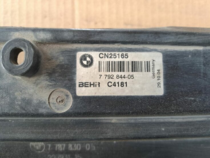 Radiatora kronšteins priekš BMW 525 E60 2004 BLACK