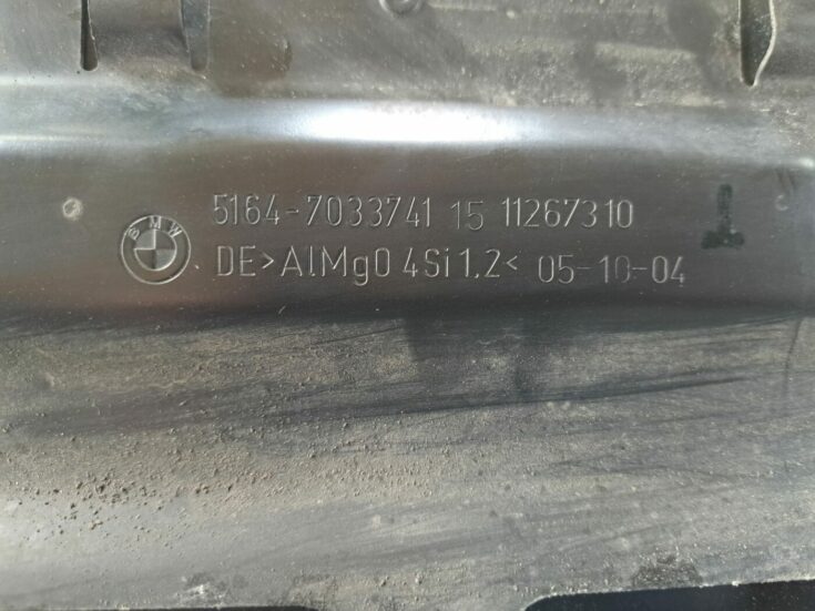 Priekšējā radiatora rāmja augšēja daļa priekš BMW 525 E60 2004 BLACK