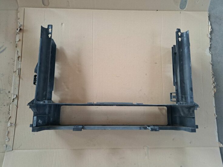 Priekšējā radiatora rāmis priekš BMW 525 E60 2004 BLACK