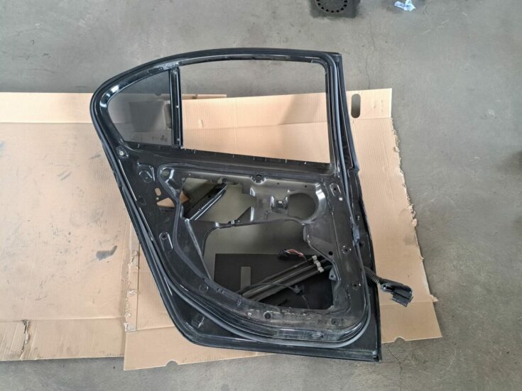 Aizmugurējās kreisās durvis priekš BMW 525 E60 2004 BLACK