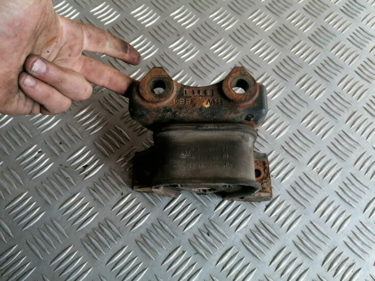 Dzinēja spilvens priekš OPEL MERIVA 2004