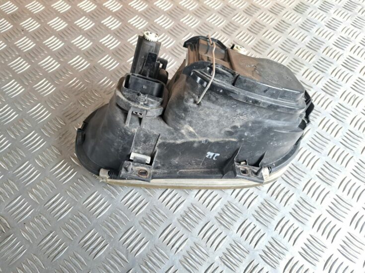 Priekšējais labais lukturis priekš VW GOLF IV 1999