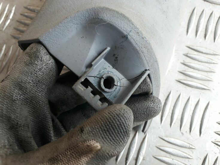 Aizmugurējas salona statnes apdare priekš AUDI A4 2000 AVANT