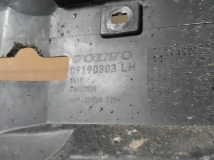 Priekšēja bufera kreisāis kronšteins priekš VOLVO S60 2007