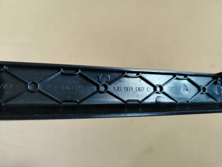 Priekšējā labā sēdekļa sliežu apdare priekš VW GOLF IV 1999