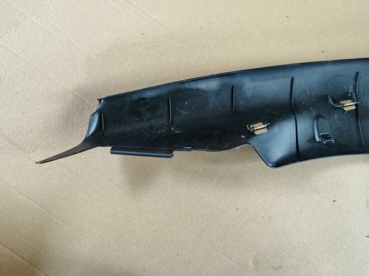 Aizmugurējas salona statnes apdare priekš VW GOLF IV 1999