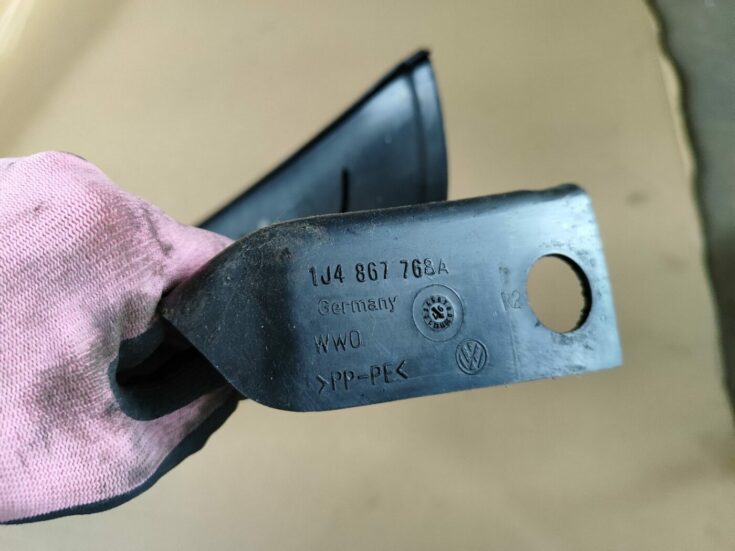 Aizmugurējas salona statnes apdare priekš VW GOLF IV 1999