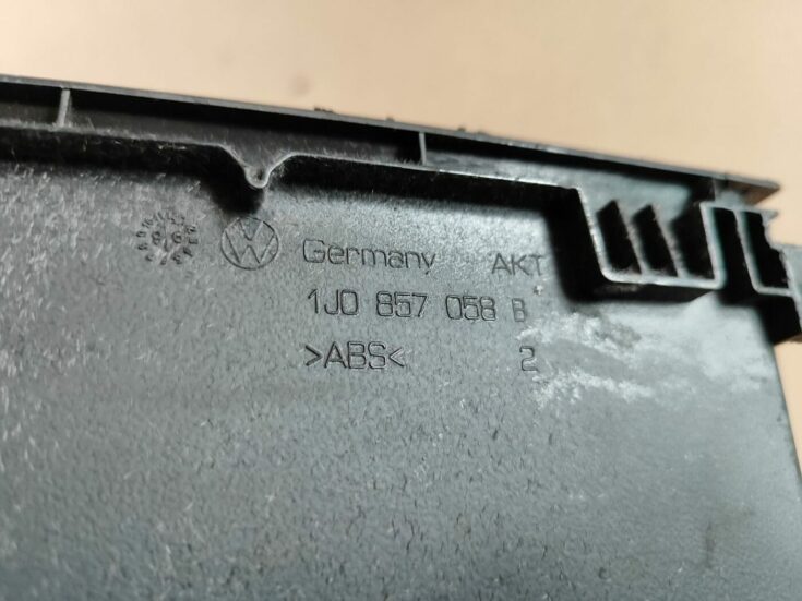 Mantu glabāšanas nodalījums centrā priekš VW GOLF IV 1999