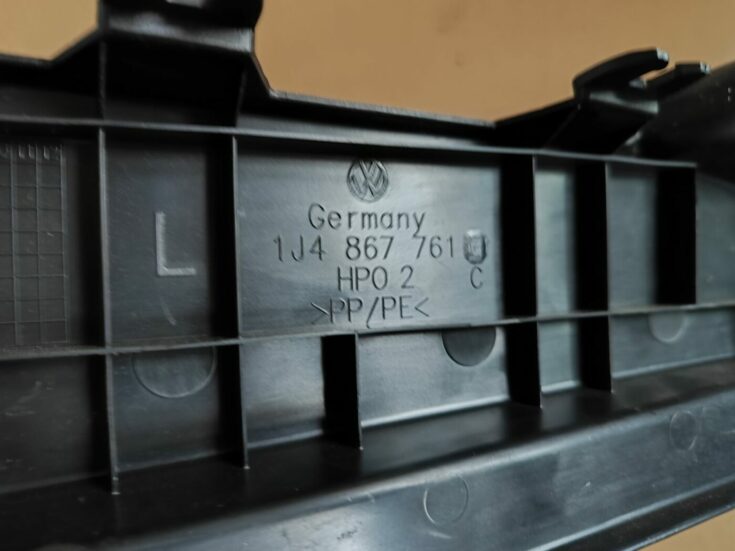 Aizmugures plaukta turētājs priekš VW GOLF IV 1999