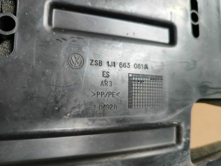 Mērinstrumentu paneļa apakšēja apdare priekš VW GOLF IV 1999