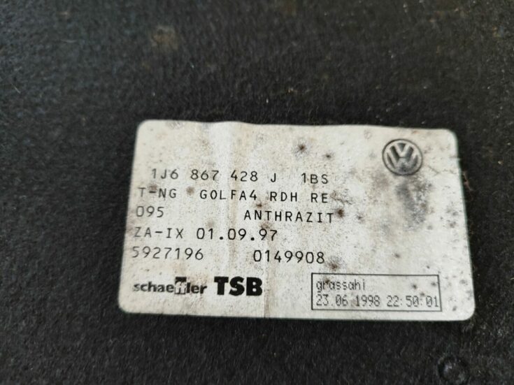 Bagāžnieka nodalījuma sānu apdare priekš VW GOLF IV 1999