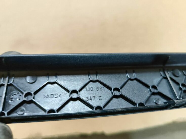 Priekšējā labā sēdekļa sliežu apdare priekš VW GOLF IV 1999