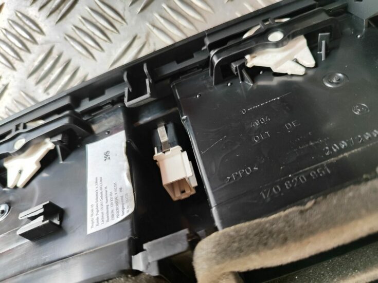Mērinstrumentu paneļa gaisa vads, centrā priekš SKODA OCTAVIA 2008