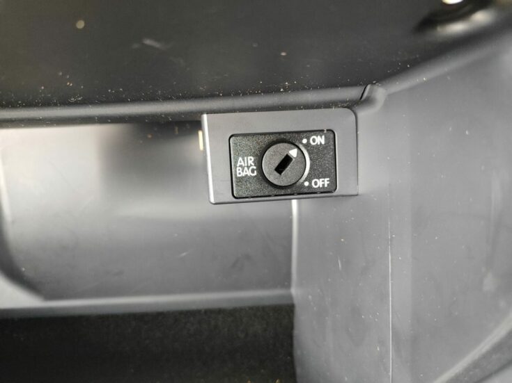 Mantu glabāšanas nodalījums pasažiera pusē priekš SKODA OCTAVIA 2008