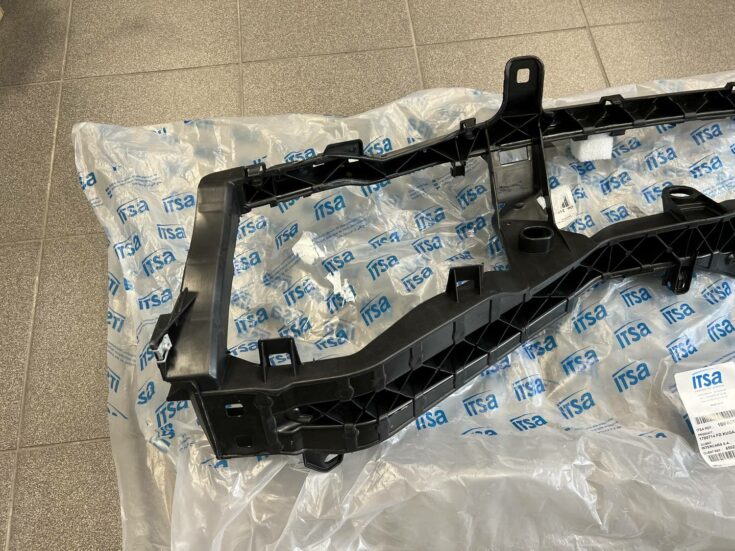 Priekšējā radiatora rāmja augšēja daļa priekš FORD KUGA 2008-2013 (BENZĪNS)