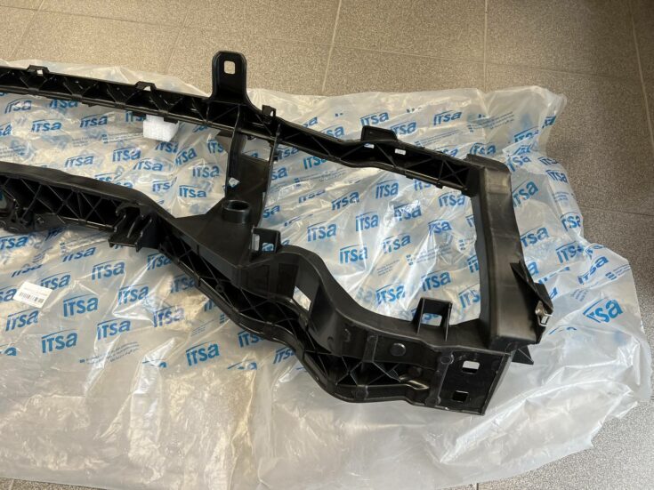 Priekšējā radiatora rāmja augšēja daļa priekš FORD KUGA 2008-2013 (BENZĪNS)