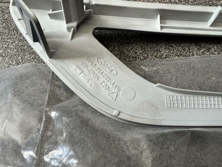 Dienas gaitas luktura uzlīka priekš Ford Kuga 2008-2012