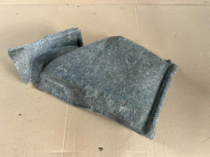 Bagāžnieka nodalījuma sānu apdare priekš VOLVO S60 2007