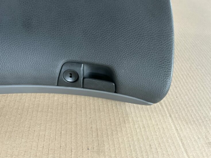 Mantu glabāšanas nodalījums pasažiera pusē priekš VOLVO S60 2007