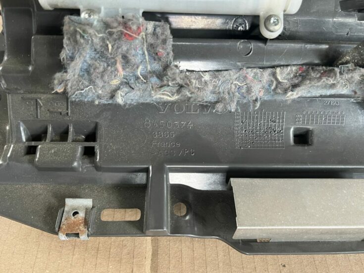 Mantu glabāšanas nodalījums pasažiera pusē priekš VOLVO S60 2007