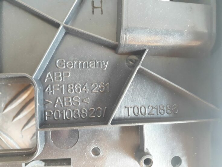 Centrālās konsoles (apdares) vidēja daļa priekš AUDI A6 AVANT 2006