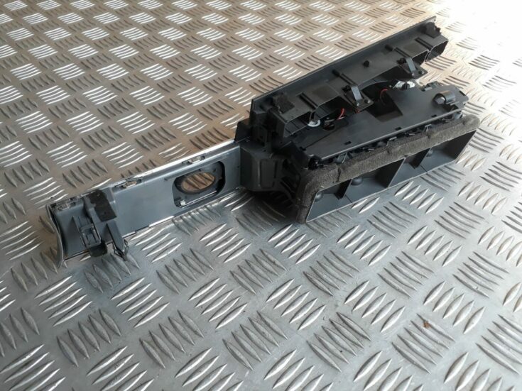 Mērinstrumentu paneļa gaisa vads, centrā priekš AUDI A6 AVANT 2006