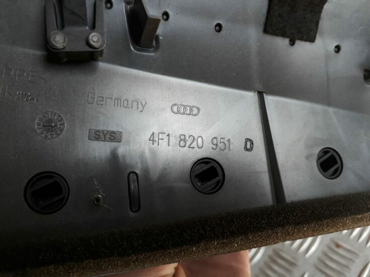 Mērinstrumentu paneļa gaisa vads, centrā priekš AUDI A6 AVANT 2006