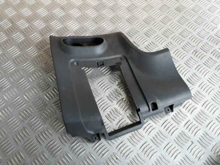 Mērinstrumentu paneļa apdare (zem stūres) priekš SEAT IBIZA 2005
