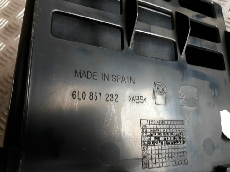 Mantu glabāšanas nodalījums centrā priekš SEAT IBIZA 2005