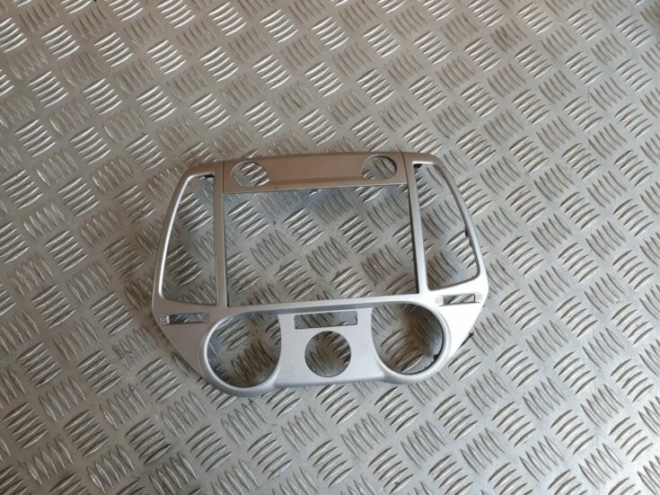 Mērinstrumentu paneļa dekoratīvais rāmis priekš HYUNDAI I20 2011